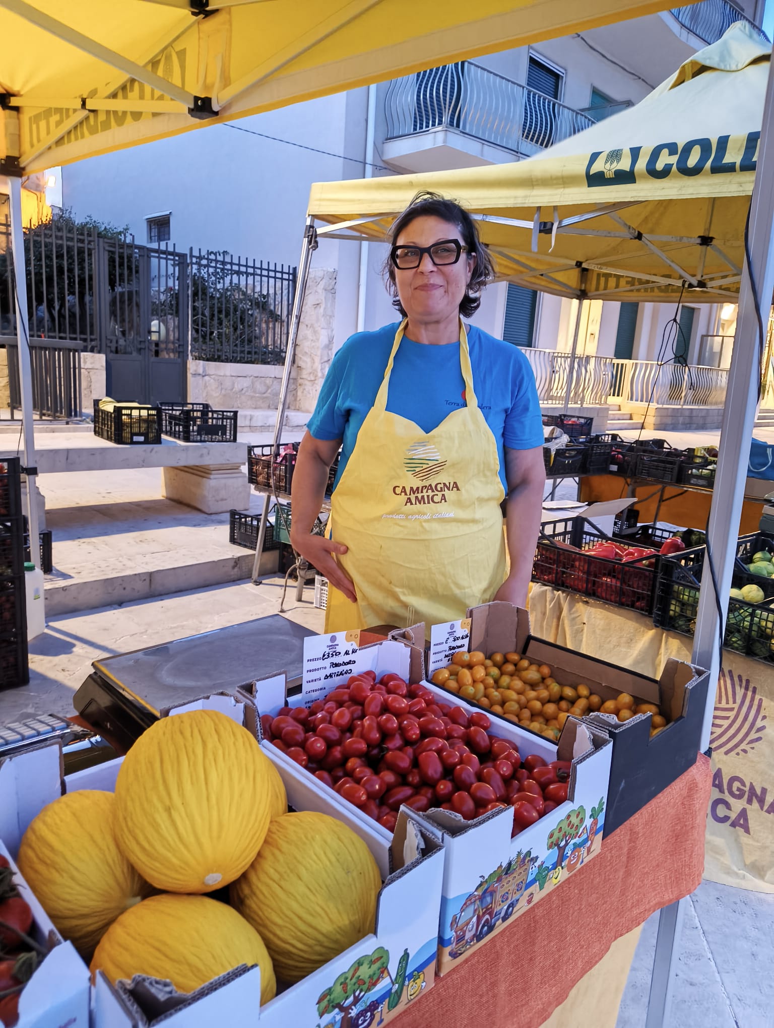 Terra di Cavalera con pomodori e meloni al Mercato Campagna Amica